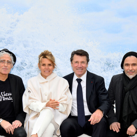 Exclusif - Le photographe Bruno Bébert, Laura Tenoudji Estrosi, le maire de Nice Christian Estrosi et Stéphane Bébert, le scénographe de l'exposition, visitent l'exposition "10 Vagues" sur la Promenade des Anglais. Nice, le 1er janvier 2022.