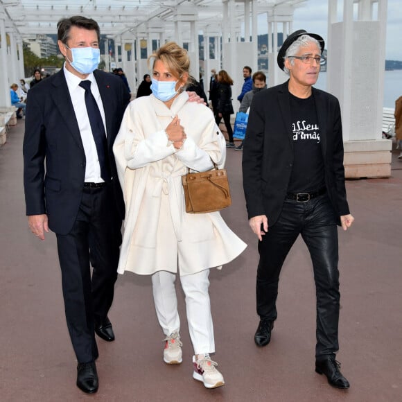 Exclusif - Christian Estrosi, le maire de Nice, et sa femme Laura Tenoudji Estrosi découvrent l'exposition "10 Vagues" du photographe Bruno Bébert sur la Promenade des Anglais. Nice, le 1er janvier 2022.