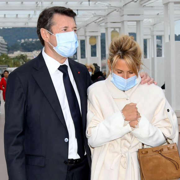 Exclusif - Christian Estrosi, le maire de Nice, et sa femme Laura Tenoudji Estrosi découvrent l'exposition "10 Vagues" du photographe Bruno Bébert sur la Promenade des Anglais. Nice, le 1er janvier 2022.