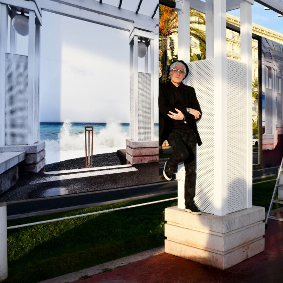 Exclusif - Le photographe Bruno Bébert inaugure son exposition "10 Vagues" sur la Promenade des Anglais. Nice, le 1er janvier 2022.