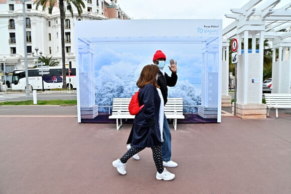Exclusif - L'exposition "10 Vagues" du photographe Bruno Bébert sur la Promenade des Anglais. Nice, le 1er janvier 2022.