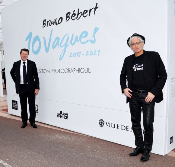 Exclusif - Christian Estrosi, le maire de Nice, et le photographe Bruno Bébert visitent l'exposition "10 Vagues" sur la Promenade des Anglais. Nice, le 1er janvier 2022.