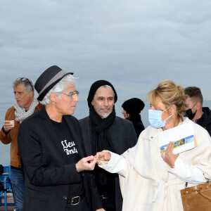 Exclusif - Bruno Bébert, Stéphane Bébert et Laura Tenoudji Estrosi découvrent l'exposition "10 Vagues" du photographe Bruno Bébert sur la Promenade des Anglais. Nice, le 1er janvier 2022.