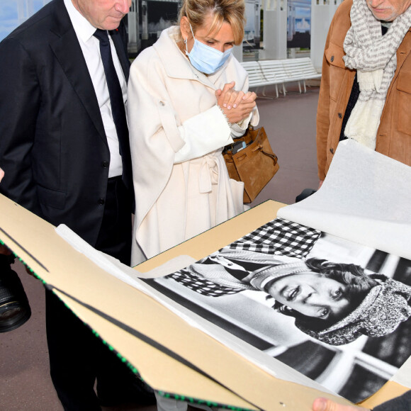 Exclusif - Bruno Bébert, Christian Estrosi, le maire de Nice, sa femme Laura Tenoudji Estrosi et Stéphane Bébert découvrent l'exposition "10 Vagues" du photographe Bruno Bébert sur la Promenade des Anglais. Nice, le 1er janvier 2022.