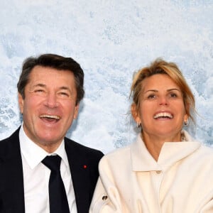 Exclusif - Christian Estrosi, le maire de Nice, et sa femme Laura Tenoudji Estrosi découvrent l'exposition "10 Vagues" du photographe Bruno Bébert sur la Promenade des Anglais. Nice, le 1er janvier 2022.
