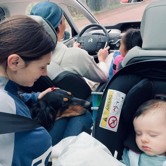 Camille Lacourt, sa fille aînée Jazz, sa compagne Alice Detollenaere et leur fils Marius en voiture. Janvier 2022.