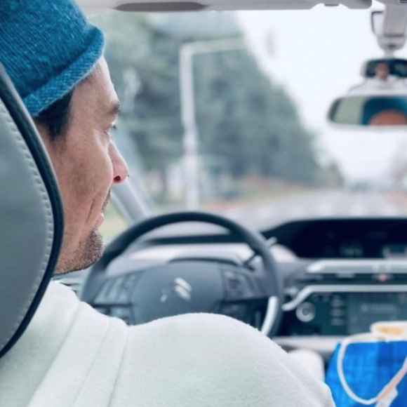 Camille Lacourt et sa fille aînée Jazz (née de sa relation avec Valérie Bègue) en voiture. Janvier 2022.