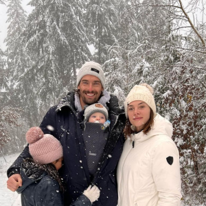 Camille Lacourt, sa fille aînée Jazz, sa compagne Alice Detollenaere et leur fils Marius. Décembre 2021.