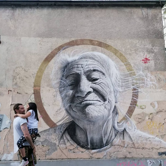 Camille Lacourt et sa fille aînée Jazz à Paris. Mai 2021.