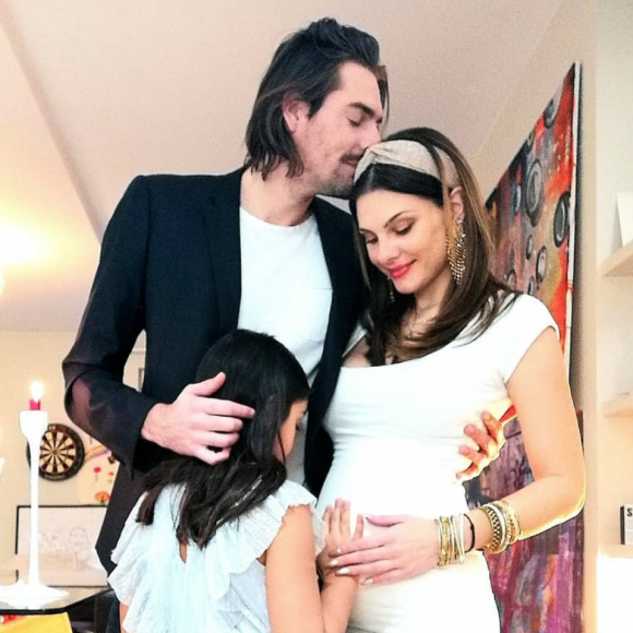 Camille Lacourt, sa compagne Alice Detollenaere et sa fille aînée Jazz en janvier 2021.