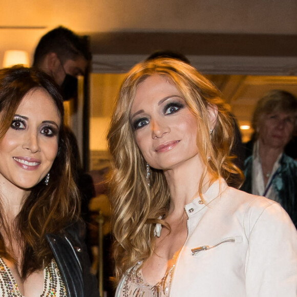 Exclusif - L'actrice enceinte Fabienne Carat dans une longue robe Christophe Guillarmé à manches en tulle nude rebrodée de lignes de paillettes et cristaux accompagnée de sa soeur décoratrice Carole Carat dans une longue robe Christophe Guillarmé en tulle ombré nude au rose foncé et rebrodée parées par Helena Joy Paris, pochettes De Marquet, mise en beauté par le Campus des Maquilleurs - Arrivées lors de la 10ème édition du "Global Gift Gala 2021" à l'hôtel Four Seasons Hotel George V à Paris le 30 octobre 2021. © Tiziano da Silva/Bestimage 