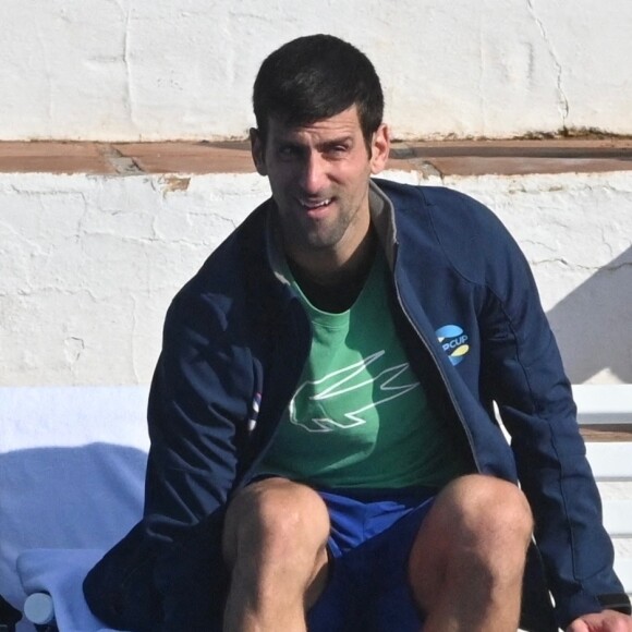 Novak Djokovic joue au football sur le court de tennis avec son frère Marko à Marbella, Espagne, le 4 janvier 2022.