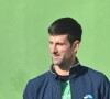 Novak Djokovic joue au football sur le court de tennis avec son frère Marko à Marbella, Espagne, le 4 janvier 2022.