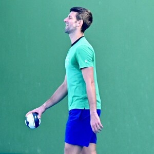 Novak Djokovic joue au football sur le court de tennis avec son frère Marko à Marbella, Espagne, le 4 janvier 2022.