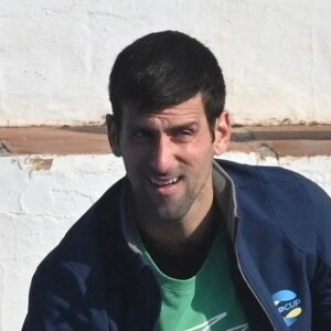 Novak Djokovic joue au football sur le court de tennis avec son frère Marko à Marbella, Espagne, le 4 janvier 2022.