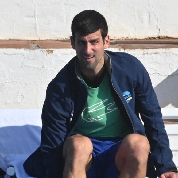 Novak Djokovic joue au football sur le court de tennis avec son frère Marko à Marbella, Espagne, le 4 janvier 2022.