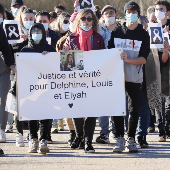 Lolita ( cousine de Delphine Jubillar, écharpe rose) - La famille et les proches se sont réunis pour une marche blanche en hommage à Delphine Jubillar, l'infirmière de 33 ans, disparue il y a un an, à Cagnac-les-Mines. Le 19 décembre 2021 © Patrick Bernard / Bestimage