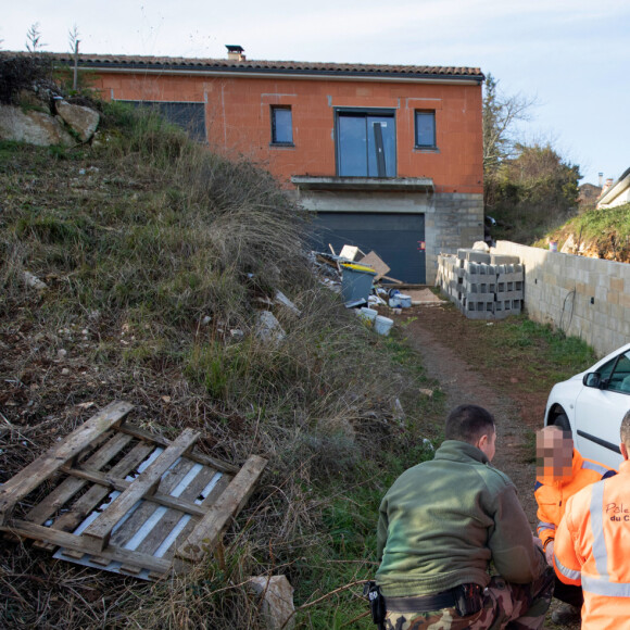 La maison en construction de Delphine Jubillar (Aussaguel) , disparue sans laisser de traces depuis le 16 décembre 2020 à Cagnac les Mines dans le Tarn. Un gendarme et une équipe du service des eaux ont mené des investigations pour chercher des traces dans le réseau raccordé à la maison. Le 7 janvier 2021  © Frédéric Maligne / Bestimage