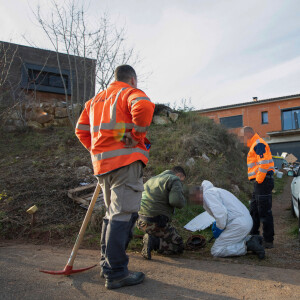 La maison en construction de Delphine Jubillar (Aussaguel) , disparue sans laisser de traces depuis le 16 décembre 2020 à Cagnac les Mines dans le Tarn. Un gendarme et une équipe du service des eaux ont mené des investigations pour chercher des traces dans le réseau raccordé à la maison. Le 7 janvier 2021  © Frédéric Maligne / Bestimage