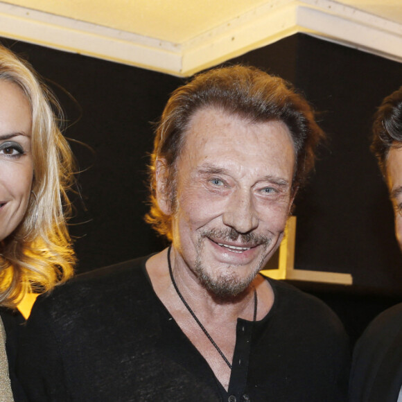 Johnny Hallyday entre Laurent Gerra et sa compagne Christelle dans les loges du premier concert de Johnny Hallyday au POPB de Bercy à Paris. Le 14 juin 2013.