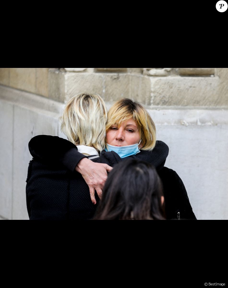 Mathilde Seigner - Sorties des obsèques d'Yves Rénier en l'église Saint-Pierre de Neuilly-sur-Seine, le 30 avril 2021.