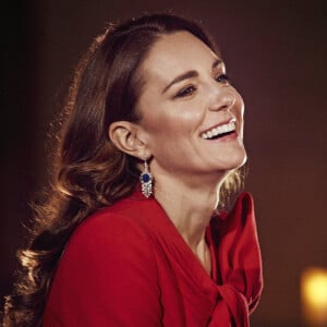 Kate Middleton fête ses 40 ans le 9 janvier - Catherine (Kate) Middleton, duchesse de Cambridge, accompagne au piano Tom Walker, qui chante "For Those Who Can't Be Here", dans l'abbaye de Westminster, dans le cadre de l'enregistrement de l'émission "Together at Christmas", diffusée par ITV le soir du réveillon.