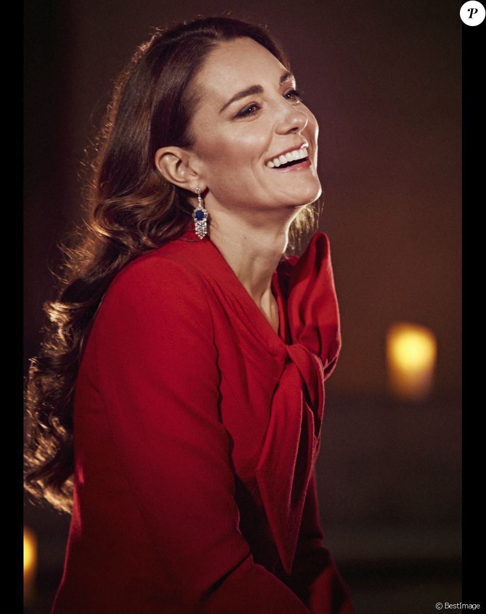 Kate Middleton fête ses 40 ans le 9 janvier - Catherine (Kate) Middleton, duchesse de Cambridge, accompagne au piano Tom Walker, qui chante "For Those Who Can't Be Here", dans l'abbaye de Westminster, dans le cadre de l'enregistrement de l'émission "Together at Christmas", diffusée par ITV le soir du réveillon.