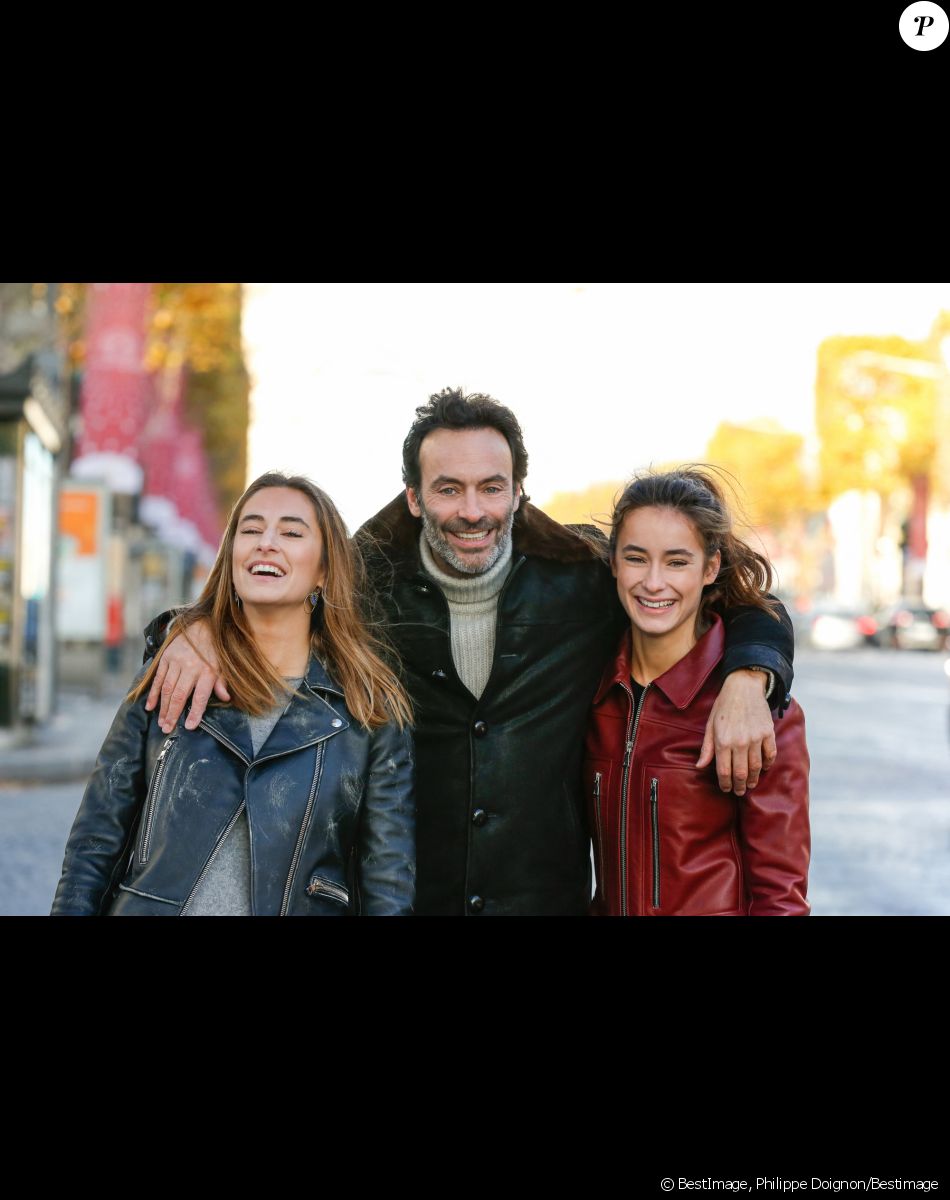 Exclusif - Rendez-vous avec Anthony Delon et ses filles Loup et Liv sur les Champs-Elysées à Paris, France, le 26 novembre 2017. © Philippe Doignon/Bestimage
