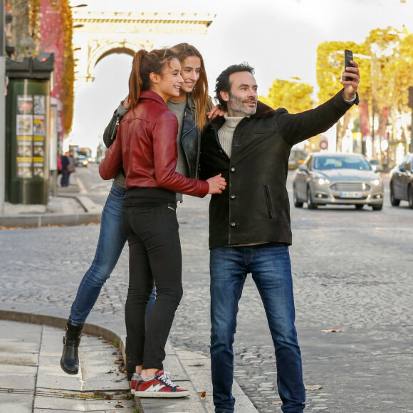 Exclusif - Rendez-vous avec Anthony Delon et ses filles Loup et Liv sur les Champs-Elysées à Paris, France, le 26 novembre 2017. © Philippe Doignon/Bestimage 