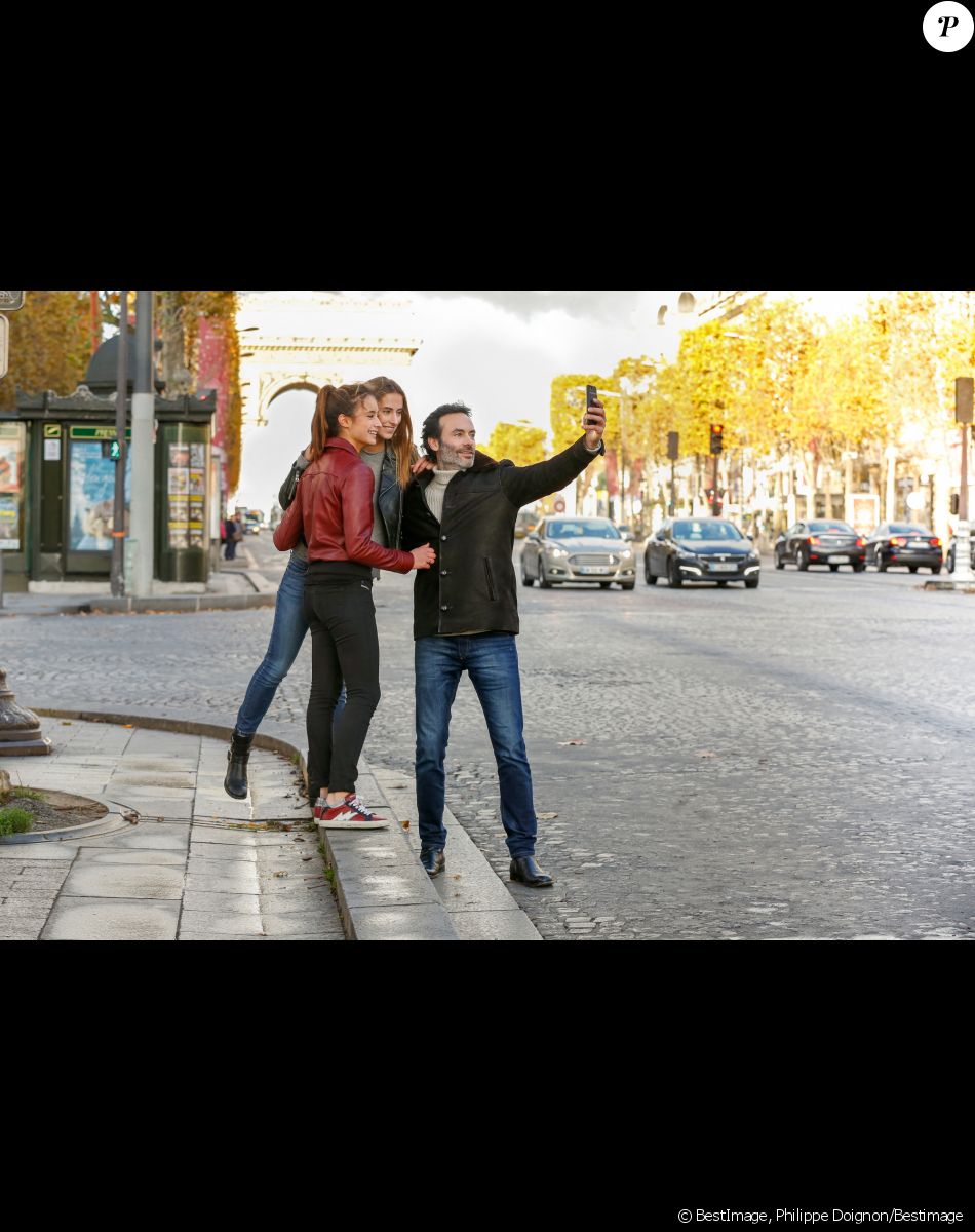 Exclusif - Rendez-vous avec Anthony Delon et ses filles Loup et Liv sur les Champs-Elysées à Paris, France, le 26 novembre 2017. © Philippe Doignon/Bestimage