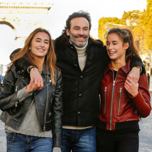 Exclusif - Rendez-vous avec Anthony Delon et ses filles Loup et Liv sur les Champs-Elysées à Paris, France. © Philippe Doignon/Bestimage 