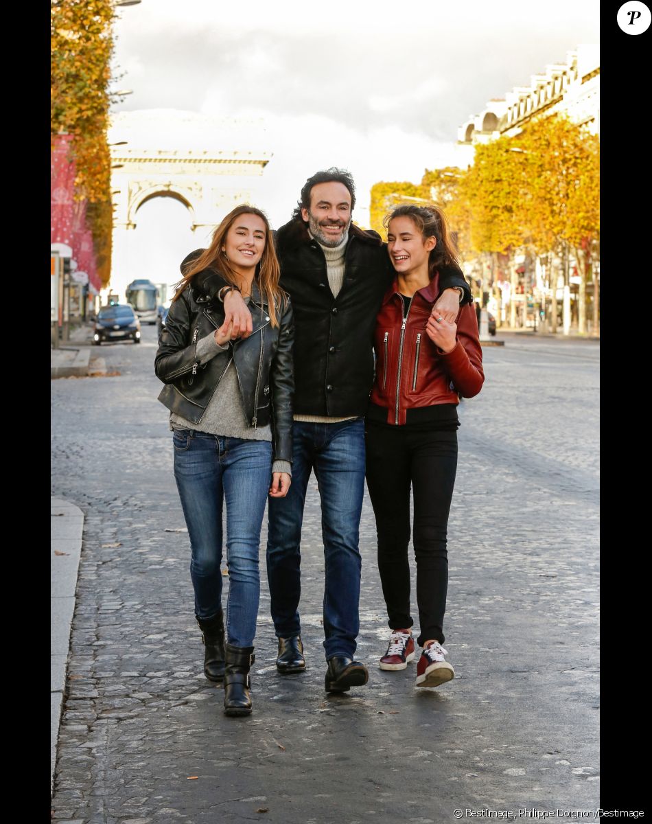 Exclusif - Rendez-vous avec Anthony Delon et ses filles Loup et Liv sur les Champs-Elysées à Paris, France. © Philippe Doignon/Bestimage