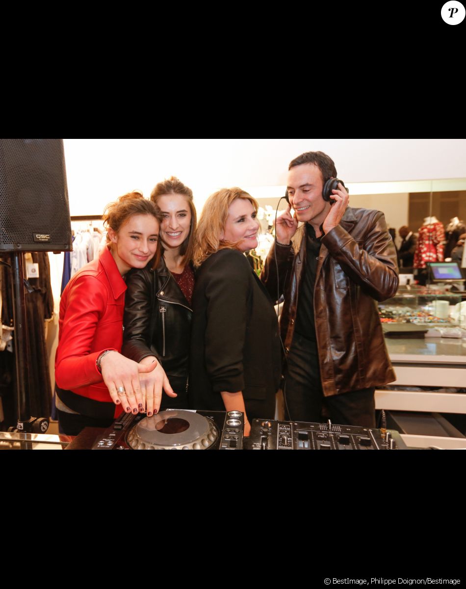 Exclusif - Anthony Delon avec ses filles Loup et Liv, Marie-Amélie Seigner - Lancement de la marque de vêtements de cuir "Anthony Delon 1985" chez Montaigne Market à Paris. Le 7 mars 2017 © Philippe Doignon / Bestimage