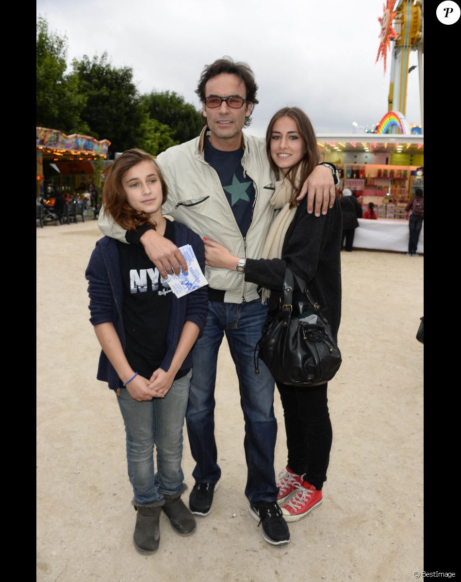 Anthony Delon avec ses filles Liv et Loup - Inauguration de la fete foraine des Tuileries a Paris le 28 juin 2013.