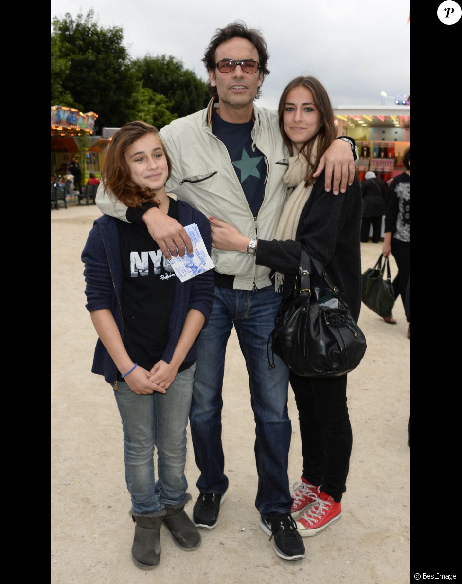 Anthony Delon avec ses filles Liv et Loup - Inauguration de la fete foraine des Tuileries a Paris le 28 juin 2013.
