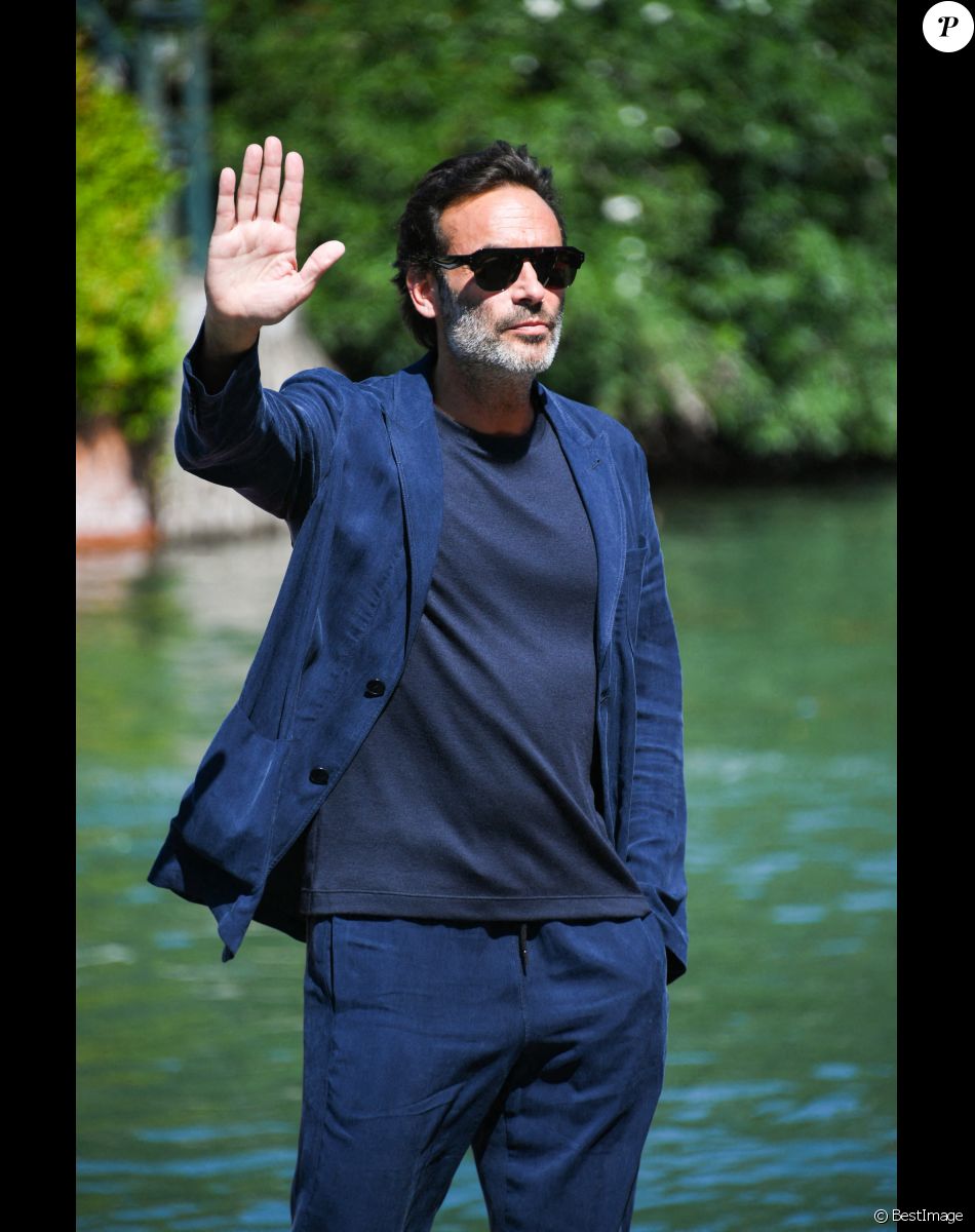 Anthony Delon (Costume Giorgio Armani, sneaker Church's) - Arrivées des personnalités à l'hôtel Excelsior lors de la 77ème édition du festival international du film de Venise (Mostra) le 2 septembre 2020.