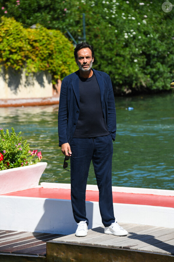 Anthony Delon (Costume Giorgio Armani, sneaker Church's) - Arrivées des personnalités à l'hôtel Excelsior lors de la 77ème édition du festival international du film de Venise (Mostra) le 2 septembre 2020. 