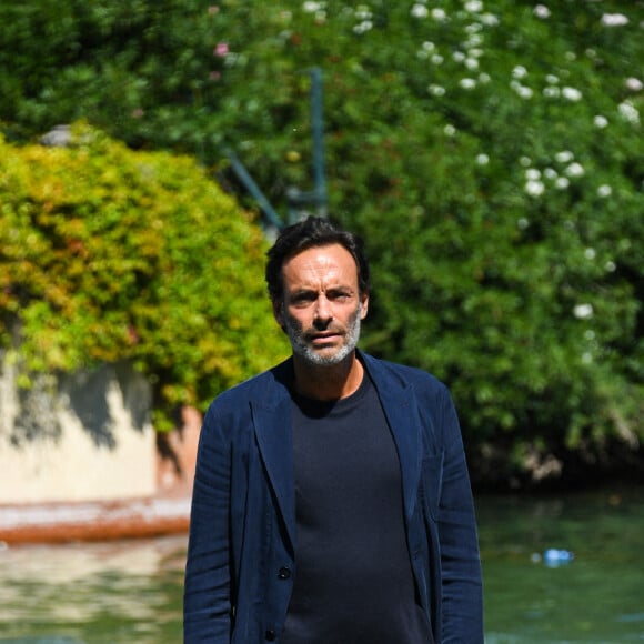 Anthony Delon (Costume Giorgio Armani, sneaker Church's) - Arrivées des personnalités à l'hôtel Excelsior lors de la 77ème édition du festival international du film de Venise (Mostra) le 2 septembre 2020. 