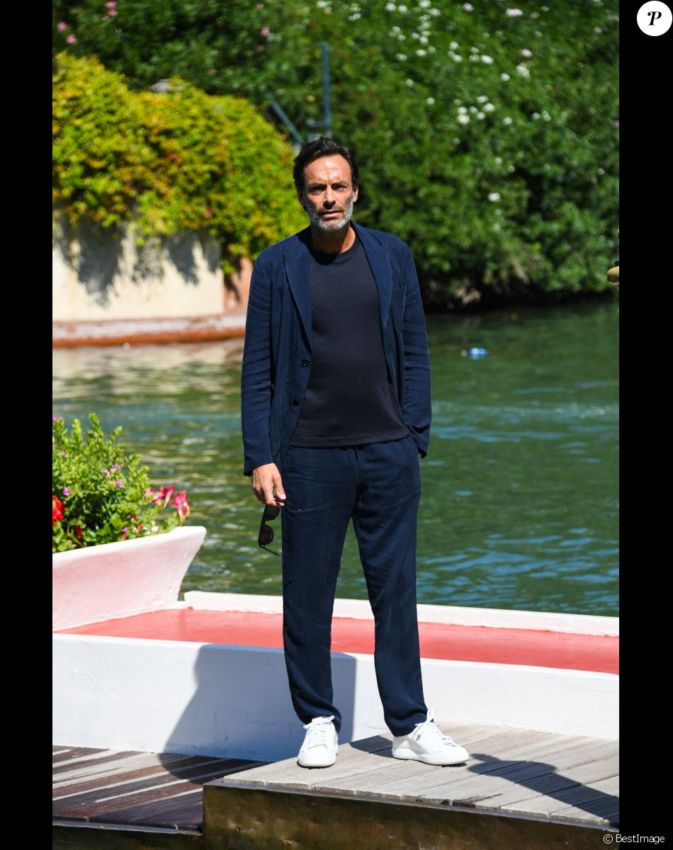 Anthony Delon (Costume Giorgio Armani, sneaker Church's) - Arrivées des personnalités à l'hôtel Excelsior lors de la 77ème édition du festival international du film de Venise (Mostra) le 2 septembre 2020.