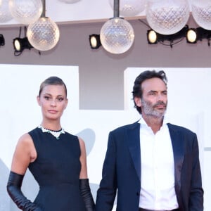 Anthony Delon (Costume Giorgio Armani, chaussures Church's, Bulgari) et sa compagne Sveva Alviti ( (Robe Valentino, bijoux Bulgari, chaussures Roger Vivier ) lors de la cérémonie d'ouverture de la 77ème édition du festival international du film de Venise (Mostra) le 2 septembre 2020. 