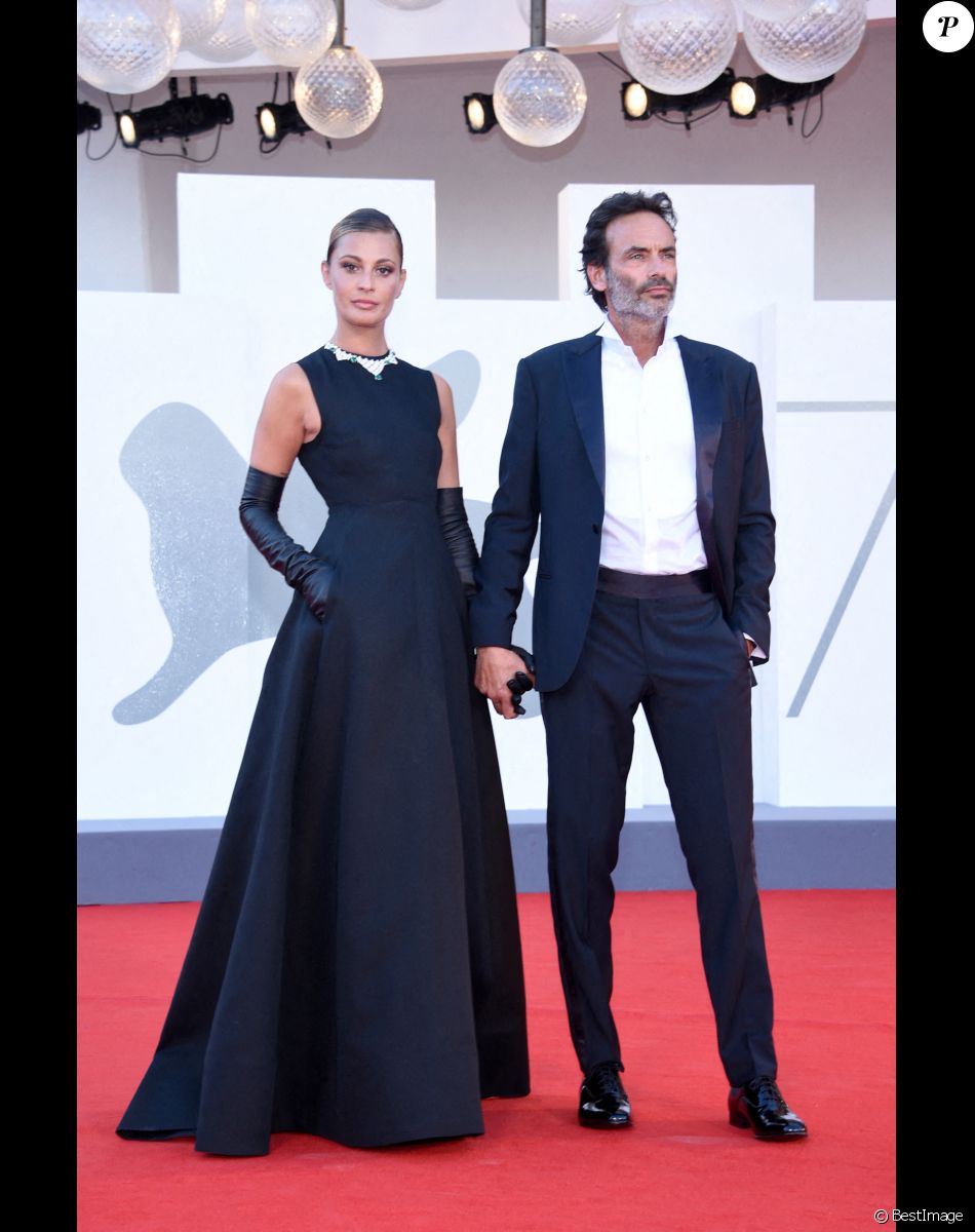 Anthony Delon (Costume Giorgio Armani, chaussures Church's, Bulgari) et sa compagne Sveva Alviti ( (Robe Valentino, bijoux Bulgari, chaussures Roger Vivier ) lors de la cérémonie d'ouverture de la 77ème édition du festival international du film de Venise (Mostra) le 2 septembre 2020.