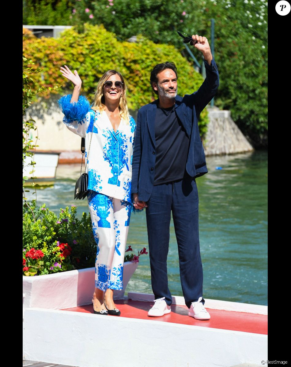 Anthony Delon (Costume Giorgio Armani, sneaker Church's) et sa compagne Sveva Alviti (Ensemble Valentino, bijoux Bulgari, chaussures Roger Vivier, lunettes Missoni by Safilo, make up Armani Beauty, cheveux Cotril) - Arrivées des personnalités à l'hôtel Excelsior lors de la 77ème édition du festival international du film de Venise (Mostra) le 2 septembre 2020.