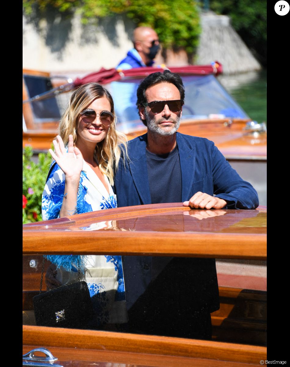 Anthony Delon (Costume Giorgio Armani, sneaker Church's) et sa compagne Sveva Alviti (Ensemble Valentino, bijoux Bulgari, chaussures Roger Vivier, lunettes Missoni by Safilo, make up Armani Beauty, cheveux Cotril) - Arrivées des personnalités à l'hôtel Excelsior lors de la 77ème édition du festival international du film de Venise (Mostra) le 2 septembre 2020.