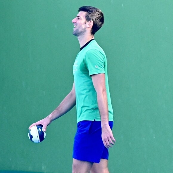 Novak Djokovic joue au football sur le court de tennis avec son frère Marko à Marbella, Espagne, le 4 janvier 2022.