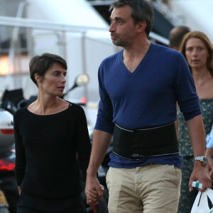 Alessandra Sublet et son mari Clément Miserez, très amoureux, en balade sur le port de Saint-Tropez, le 10 juillet 2015.