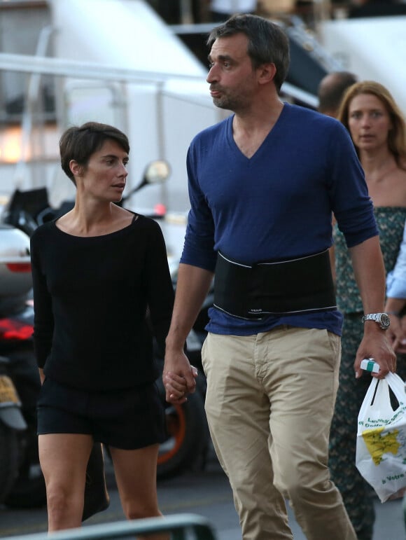 Alessandra Sublet et son mari Clément Miserez, très amoureux, en balade sur le port de Saint-Tropez, le 10 juillet 2015.