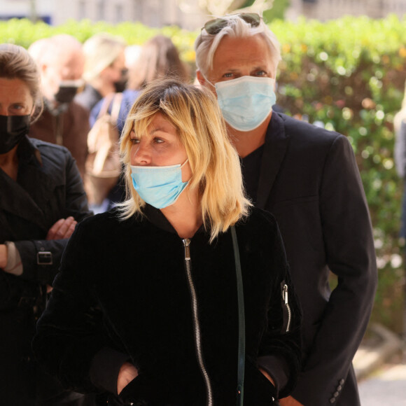 Mathilde Seigner et son compagnon Mathieu Petit - Arrivées aux obsèques de Yves Rénier en l'église Saint-Pierre de Neuilly-sur-Seine. Le 30 avril 2021