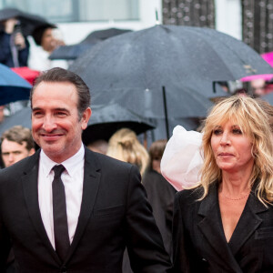 Jean Dujardin et Mathilde Seigner - Montée des marches du film "Les plus belles années d'une vie" lors du 72ème Festival International du Film de Cannes. Le 18 mai 2019 © Jacovides-Moreau / Bestimage