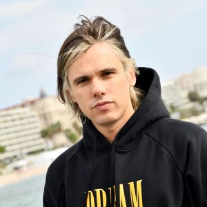 Orelsan durant un Photocall pour la série "Montre jamais ça à personne", lors du quatrième Canneseries sur le ponton de la plage du Majestic à Cannes. © Bruno Bebert/Bestimage