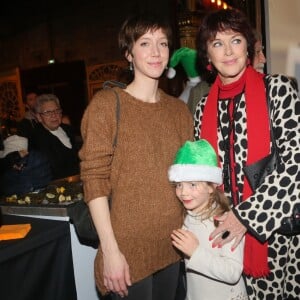 Sara Giraudeau avec sa fille Mona Hubert et sa mère Anny Duperey - Rendez-vous national des Pères Noël verts du Secours Populaire au Musée des Arts Forains à Paris.